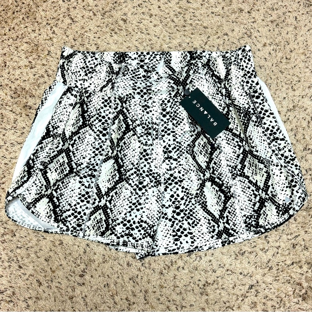 NWT Balance/Vitality Breeze Short V1, Python, size L